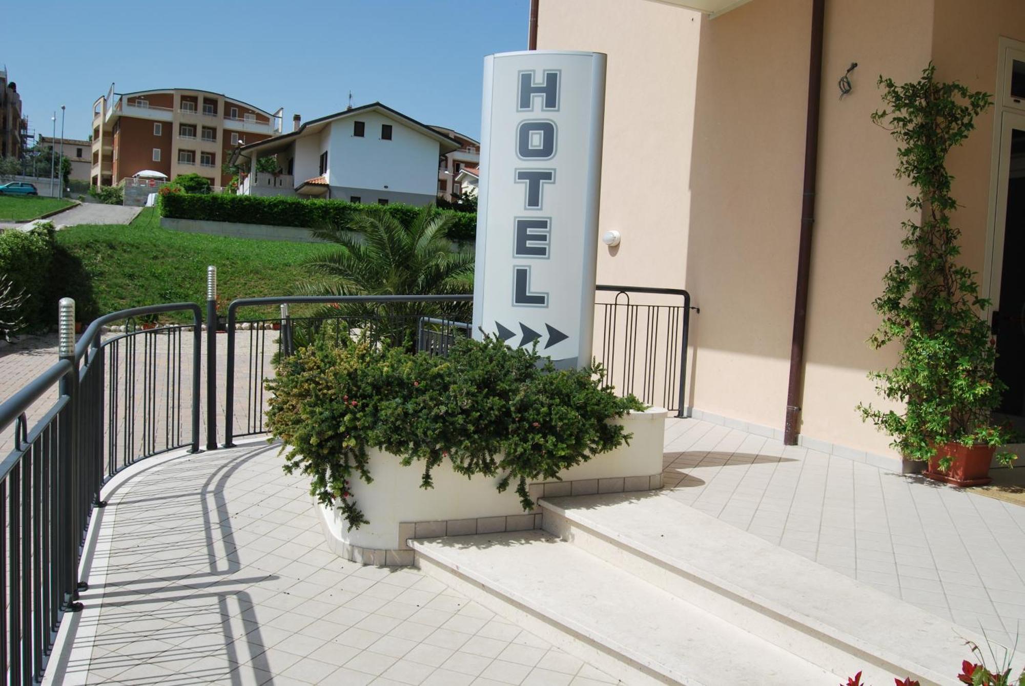 Hotel Europa Nereto Exterior foto